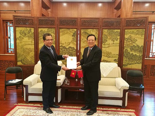 越南駐華大使鄧明魁向郝書記遞交感謝信.jpg 越南駐華大使鄧明魁向郝書記遞交感謝信.jpg
