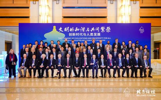 一群人站在臺上 AI 生成的內容可能不正確。