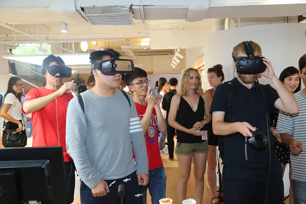 圖5:體驗城市VR旅遊.JPG 圖5:體驗城市VR旅遊.JPG